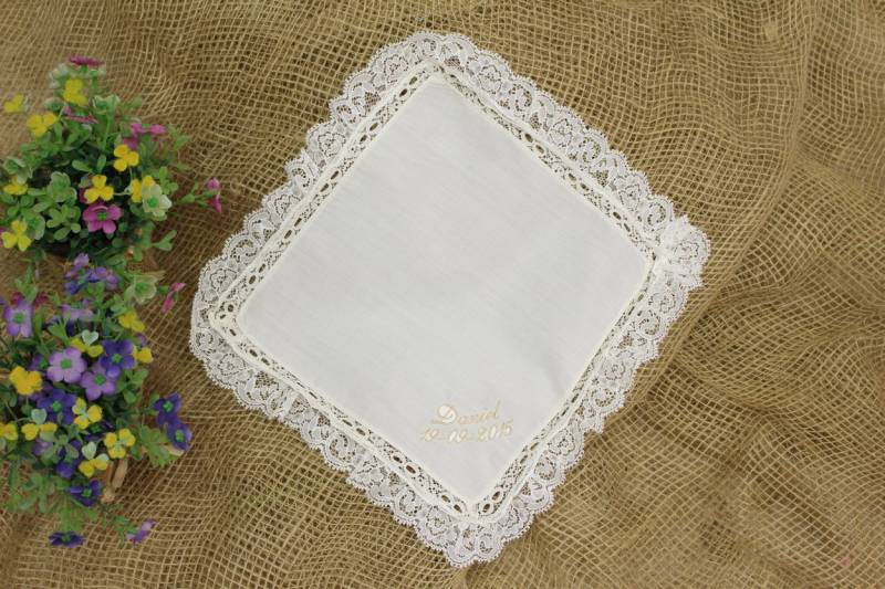 Baby-Tauftuch Mit Namen Und Datum in Elfenbein Spitze Bestickt. Baby Tauftuch Gestickt, Handgefertigt von MariaPlateroKidsClot