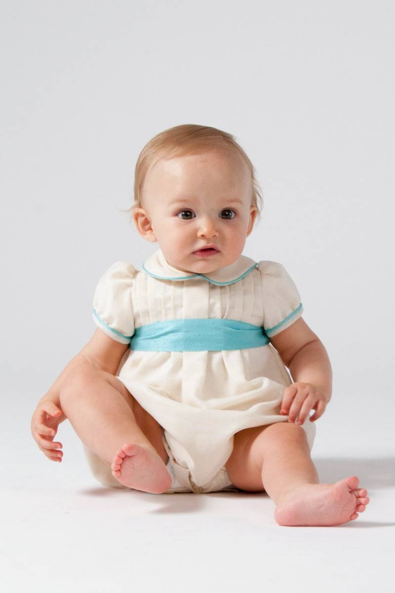 Elfenbeinfarbener Baby-strampler Aus Leinen Mit Türkisfarbenem Seidenbesatz Und Schleife. Sehr Klassisch Elegant Für Unsere Babys. Taufe Oder von MariaPlateroKidsClot