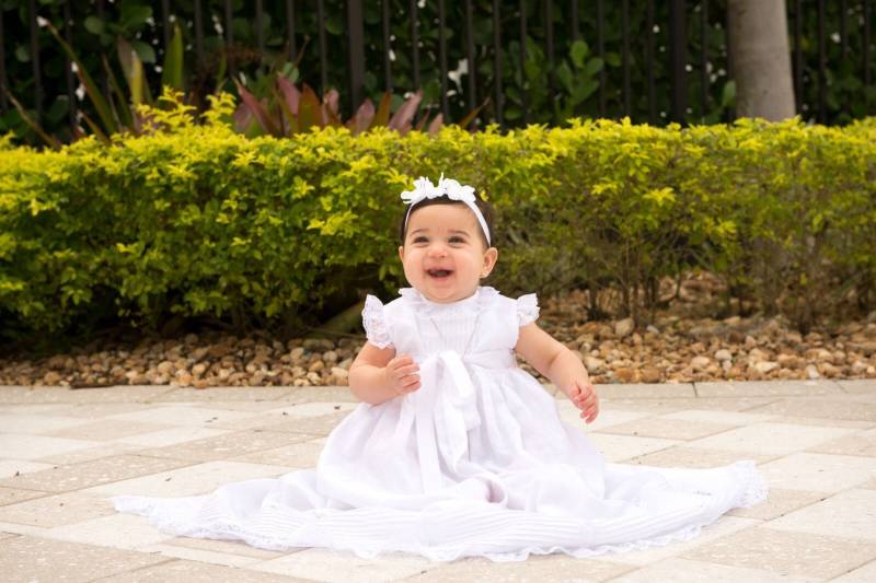 Handgefertigtes Weißes Leinen-Taufkleid Für Babys. Oberteil Und Rock Mit Weißer Spitze Verziert. Unisex von MariaPlateroKidsClot