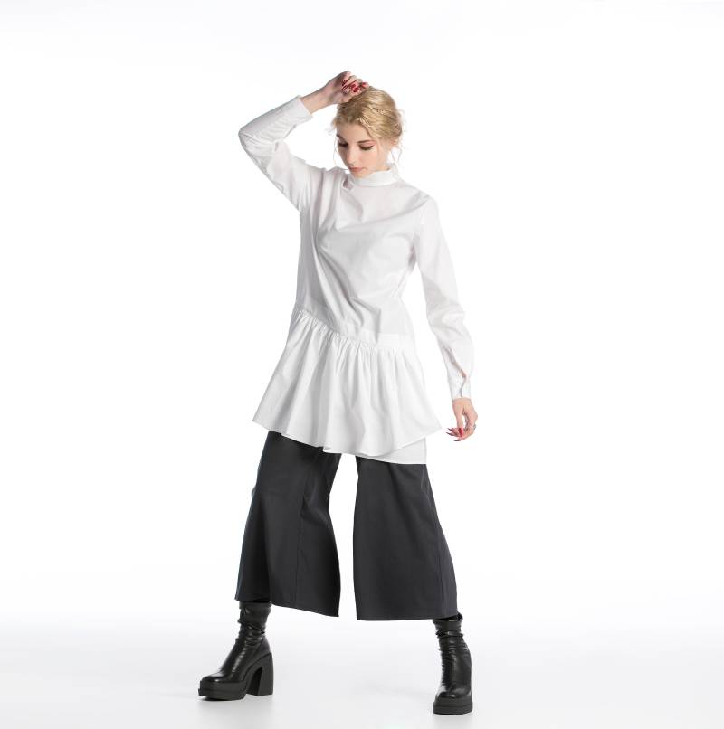 Tunika Shirt Und Hose Set, Stilvolles Formelles Set Für Frau, Weißes Hemd Mit Stehkragen Schwarze Caprihose Rückenöffnung von MariaQueenMaria