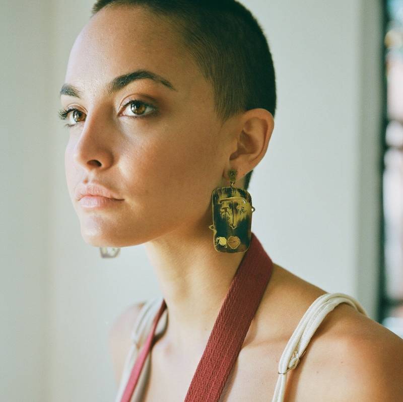 Große Und Elegante Ohrringe Mit Gesichtern in Gold Schwarzem Messing, Leichte Für Besondere Anlässe, Kunstvoller Handgefertigter Metallschmuck von MariaRosuaJewellery