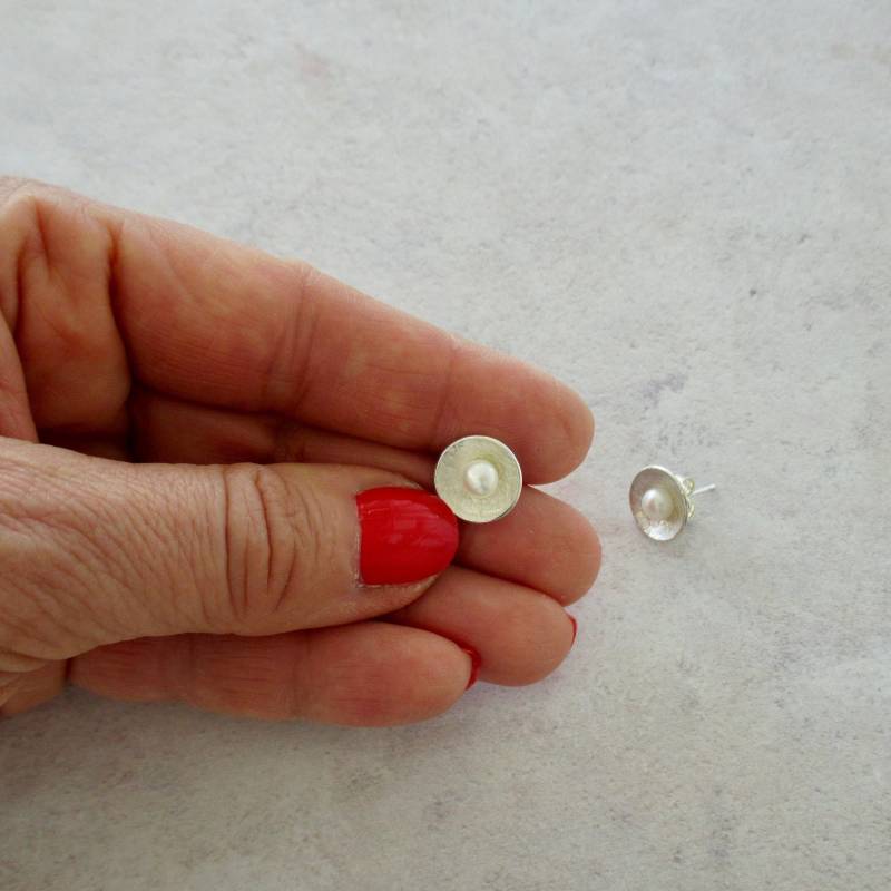 Handmade Sterling Silber Süßwasser Perle Ohrstecker Spitze Textur Handmade Sterling Silber Süßwasser Perle Ohrstecker Spitze Textur von MariaSavvaJewellery