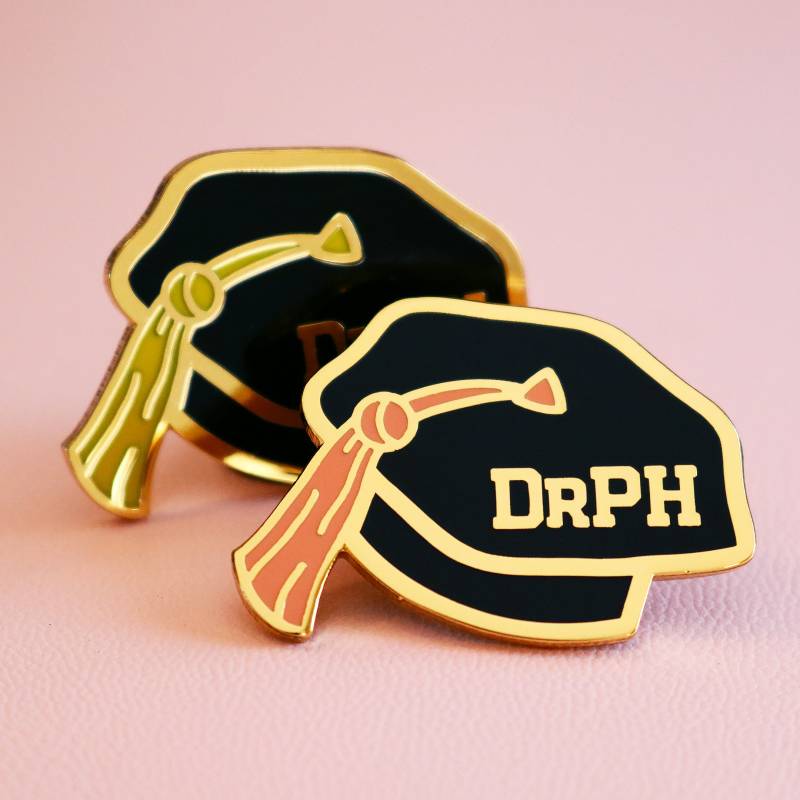 Drph Grad Cap Hard Emaille Pin | Anstecknadel Epidemiologie Biologie Wissenschaft Promotion Graduierung Gold von MariahDrawsThings