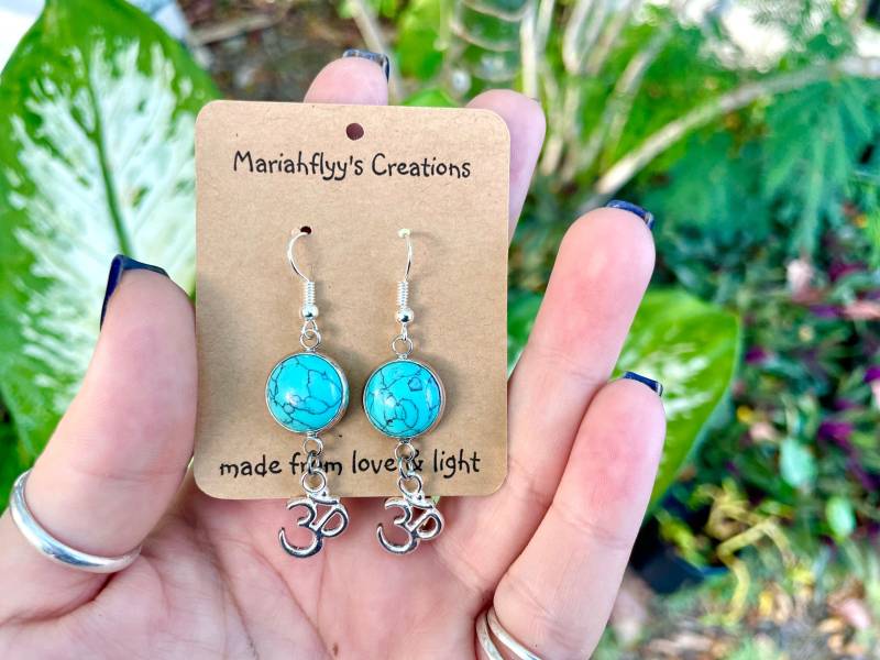 Echte Türkis Und Silber Ohm Symbol Tarnish Resist Raw Healing Crystal Dangle Drop Ohrringe Auf Einem Hypoallergenen Post von Mariahflyys