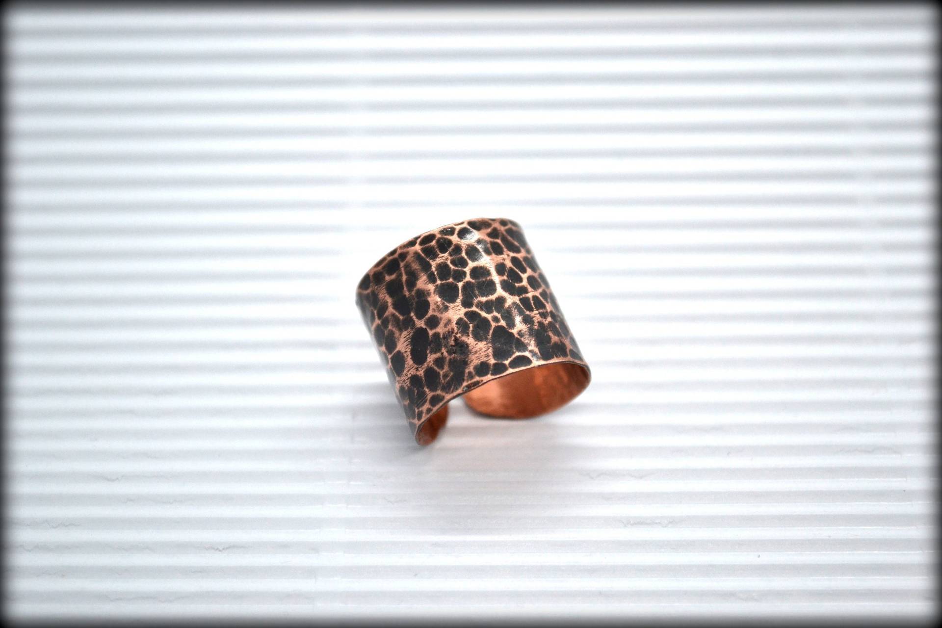 Breite Rustikale Kupfer Ring Oxidierte Leopard Print Verstellbare Armspange von MarianaHandmade