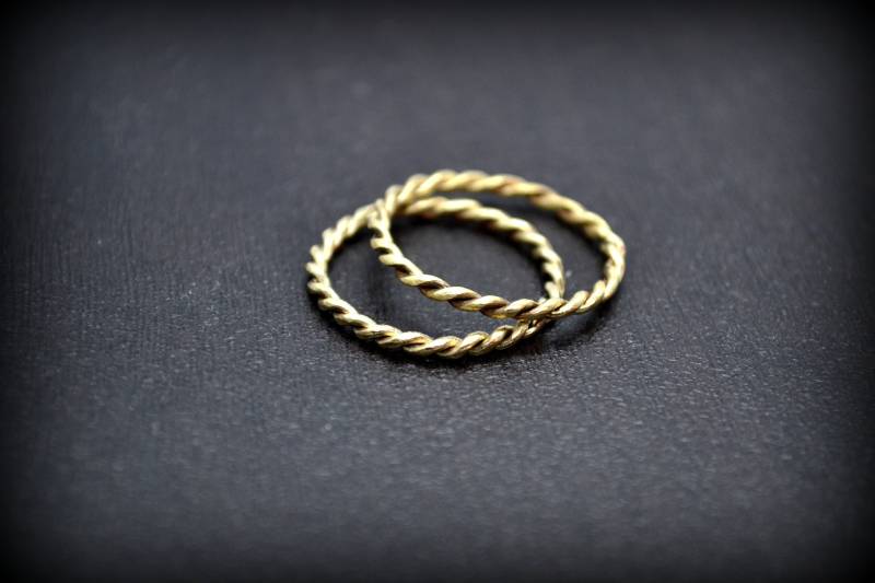 Gedrehter Runder Ring Stapelbares, Zierliches Gewebtes Seilband von MarianaHandmade