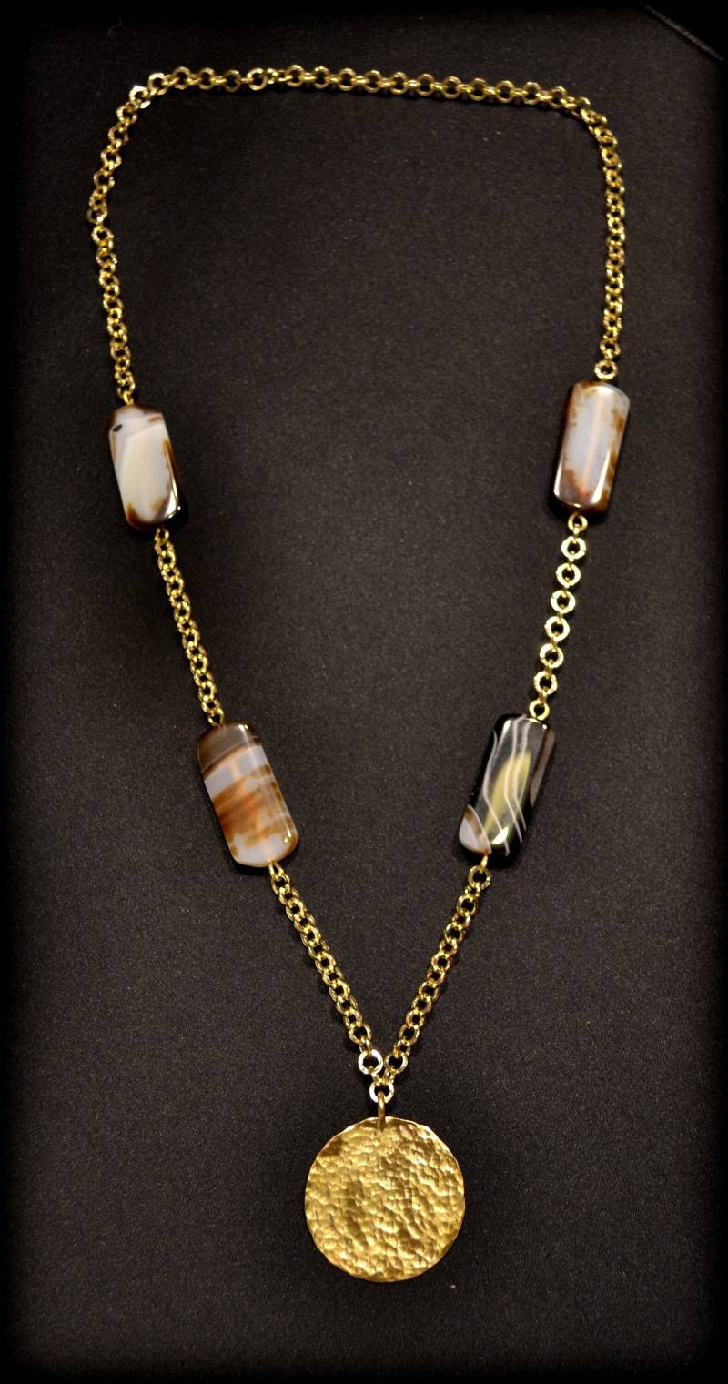 statement Kette Aus Gehämmerter Messingscheibe Und Braunem Achat von MarianaHandmade