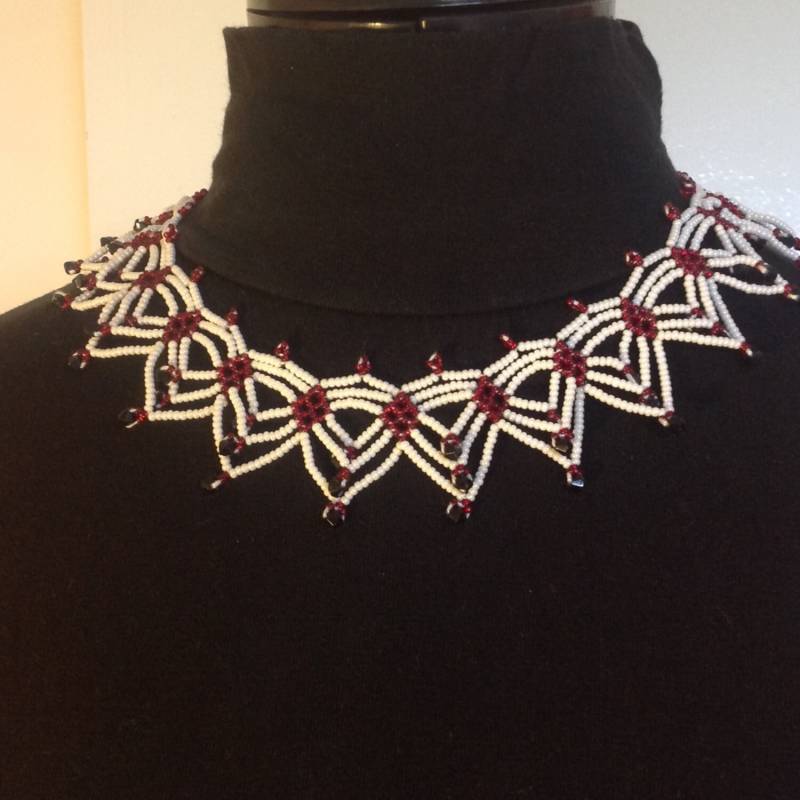 Halskette, Perlen Weiß Und Rot Handgemachte Schmuck, Artikel Handgemachtegeschenk, Einzigartiges Geschenk von MarianaPandi