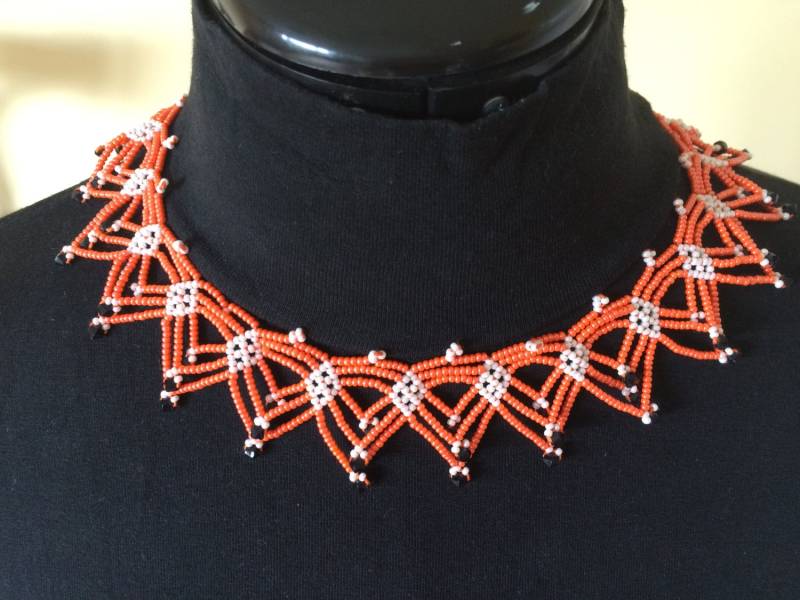Perlen Halskette Orange Und Weiß Handgemachte Artikel Schmuck Damen Geschenk von MarianaPandi
