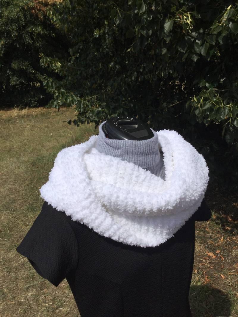 Schals, Hand Stricken Schal, Damen Weißer Infinity Warmen Handgemachte Artikel, Geschenkideen, Geschenk von MarianaPandi