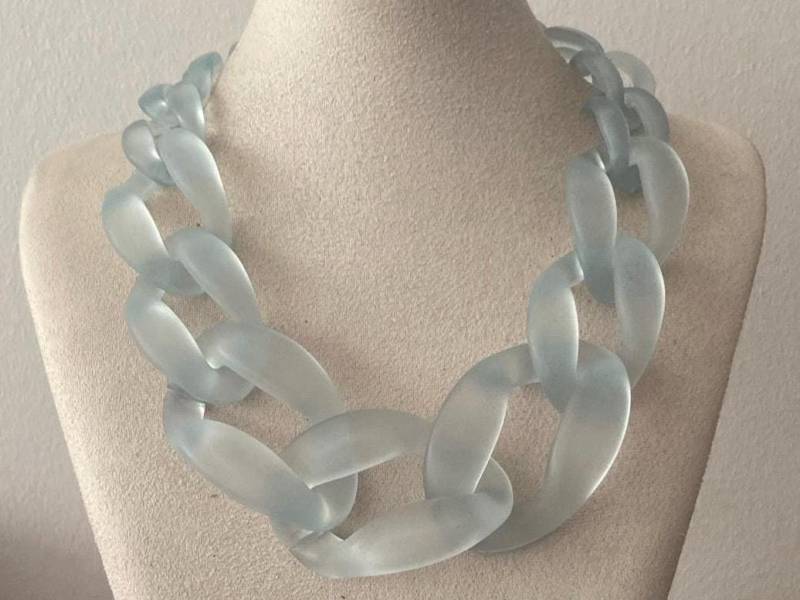 Damenkette Statement Halskette Kurz Gliederkette Chunky Kette Modeschmuck Acryl Bib Matt Blogger Eisblau Modekette von Mariandldesign