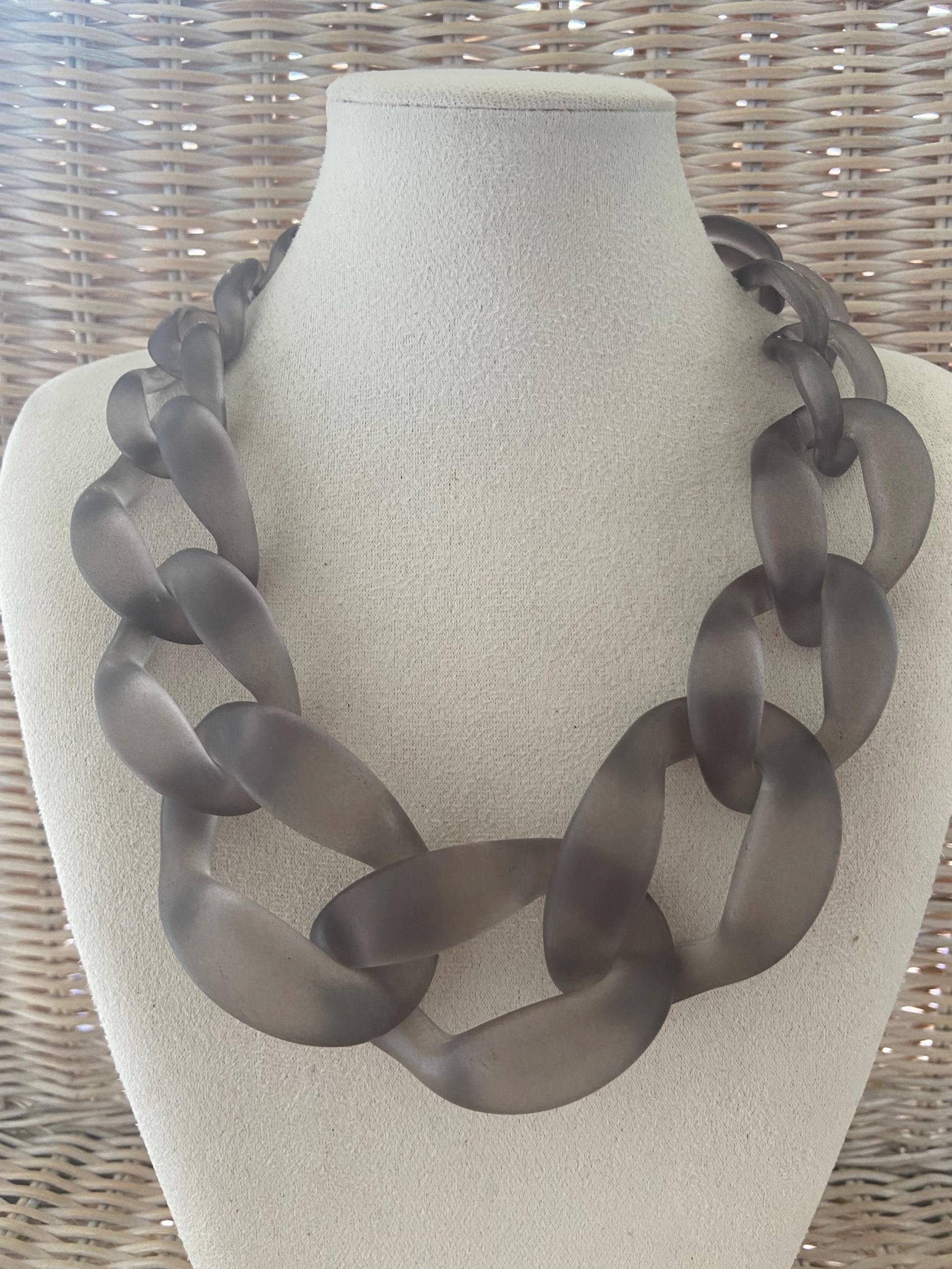Halskette Statement Damenkette Gliederkette Chunky Kette Modeschmuck Acryl Bib Matt Grau von Mariandldesign