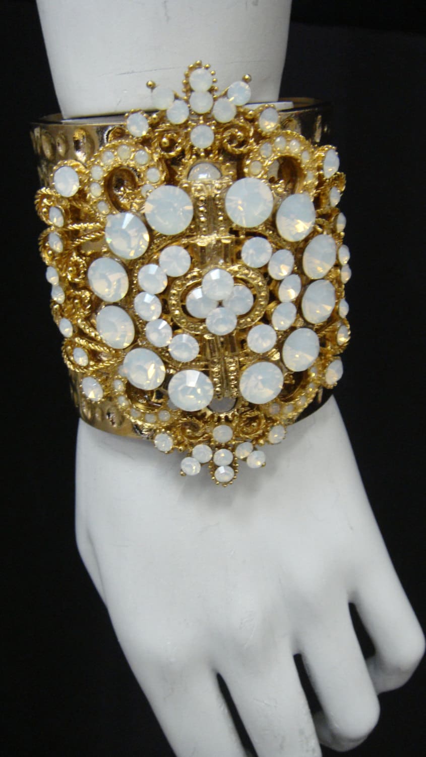 Aztec Sun Gold Manschette Mit Weißen Opal Swarovski Kristallen Und 24K Überzogen von MariannaHarutunian