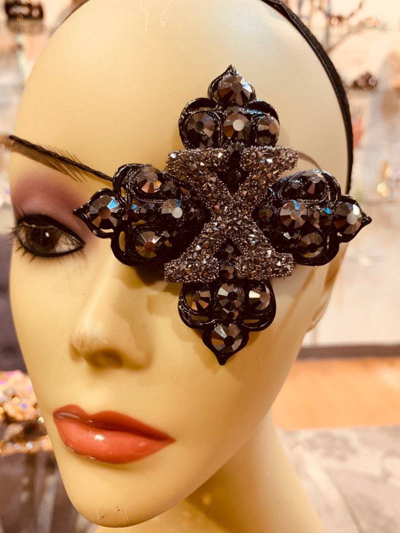 Cross X Augenklappe Und Schwarz Mit Hematit Kristallen von MariannaHarutunian