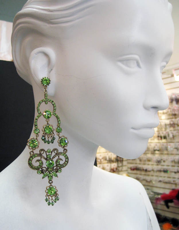 Flora Goddess Vergoldet Und Peridot Grün Kristall Kronleuchter Ohrringe von MariannaHarutunian