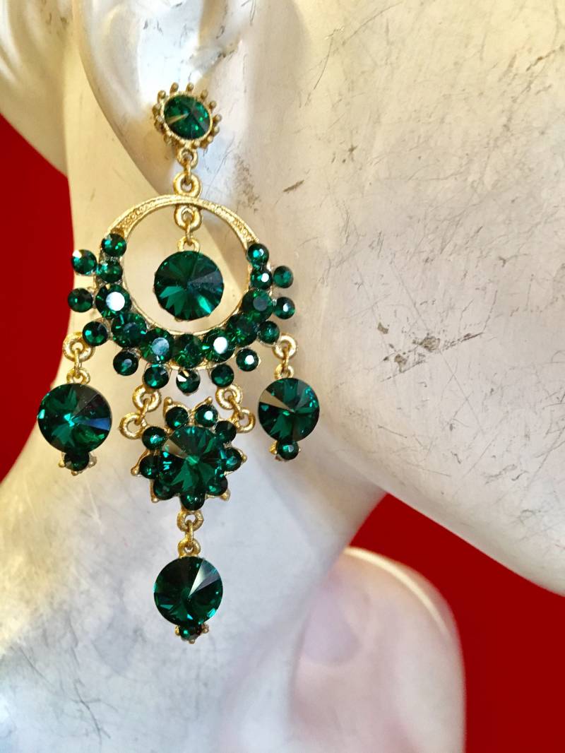 Goldene Smaragd Kronleuchter Ohrringe von MariannaHarutunian