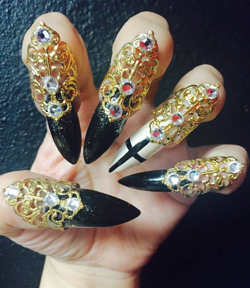 Goldnagelspitzen Mit Klarem Kristall von MariannaHarutunian