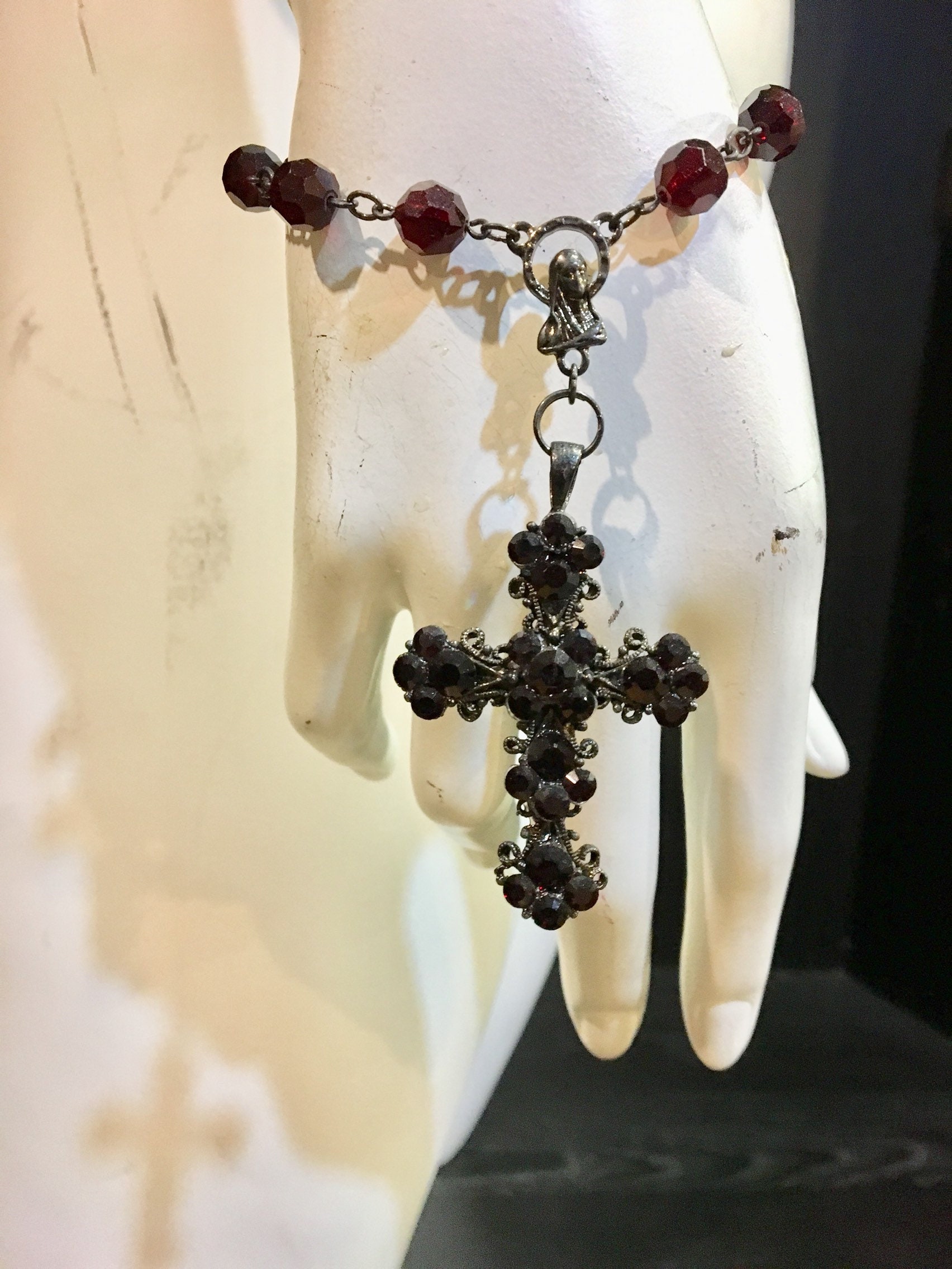 Granat Kristall Perlen Rosenkranz Armband Granat Kristall Perlen Rosenkranz Armband von MariannaHarutunian
