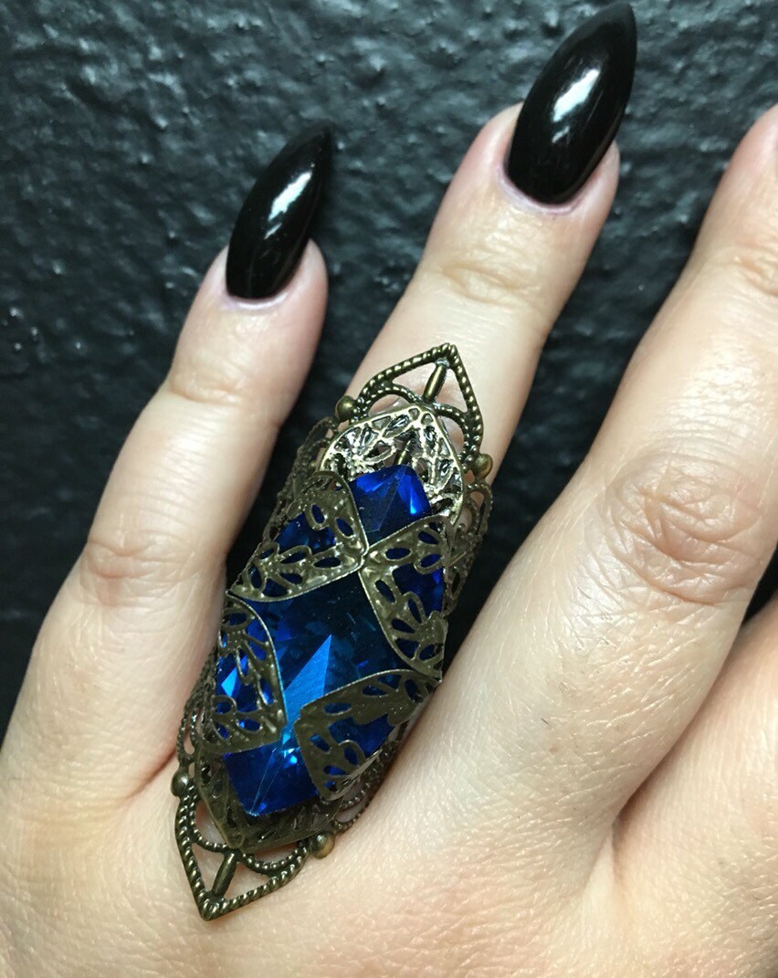 Königliche Juwelenbesetzte Ring Königliche Juwelenbesetzte Ring von MariannaHarutunian