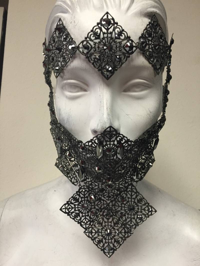 Metallic Farbene Spitzen Maske von MariannaHarutunian