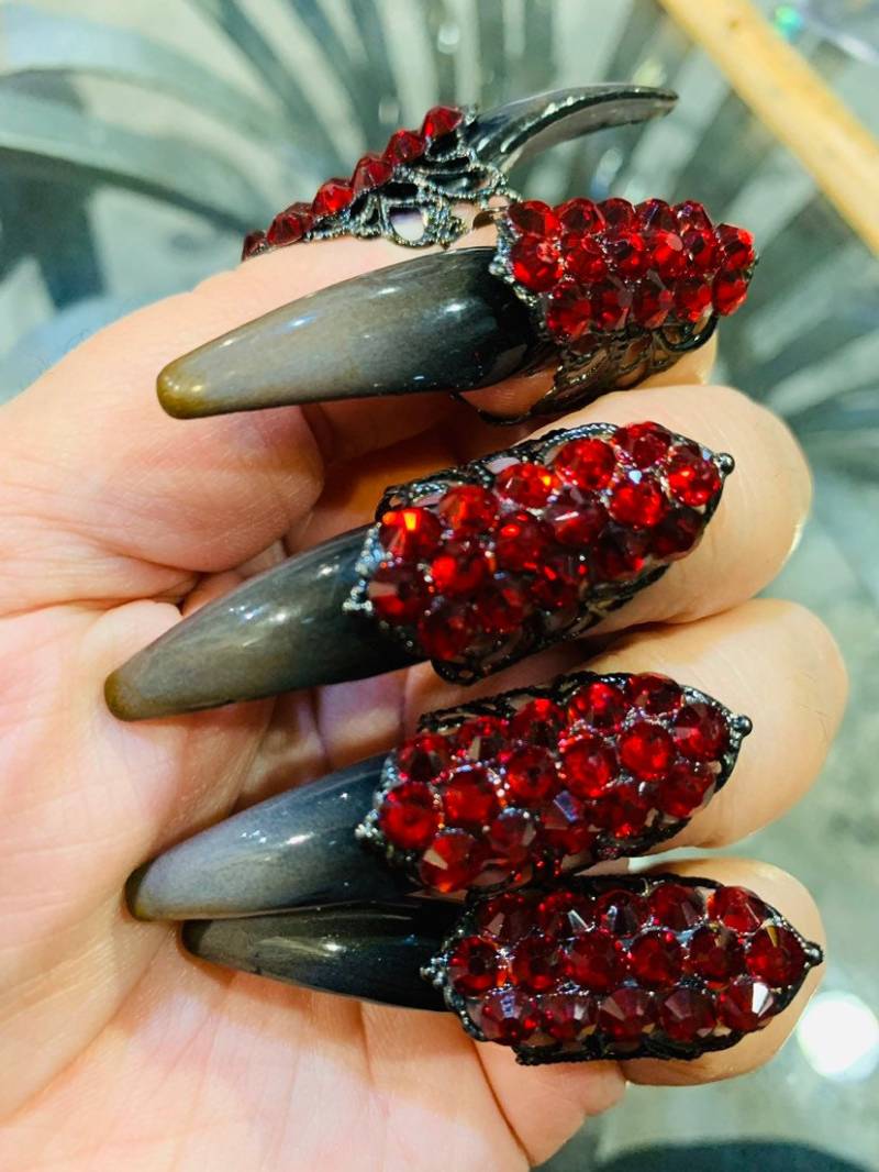 Midiringe in Rot Und Schwarz von MariannaHarutunian