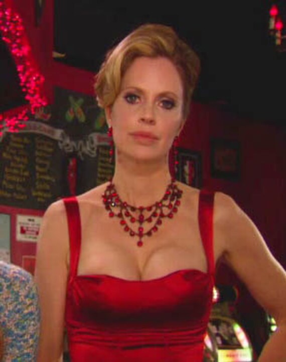 Siam Rote Kristall Halskette Galvanisiert in Schwarz Mit Passenden Ohrringen von MariannaHarutunian