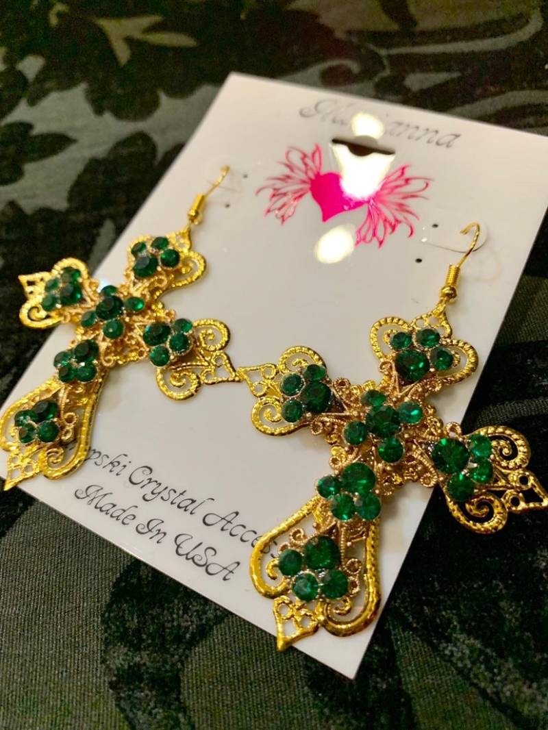 Smaragd Kreuz Ohrringe von MariannaHarutunian