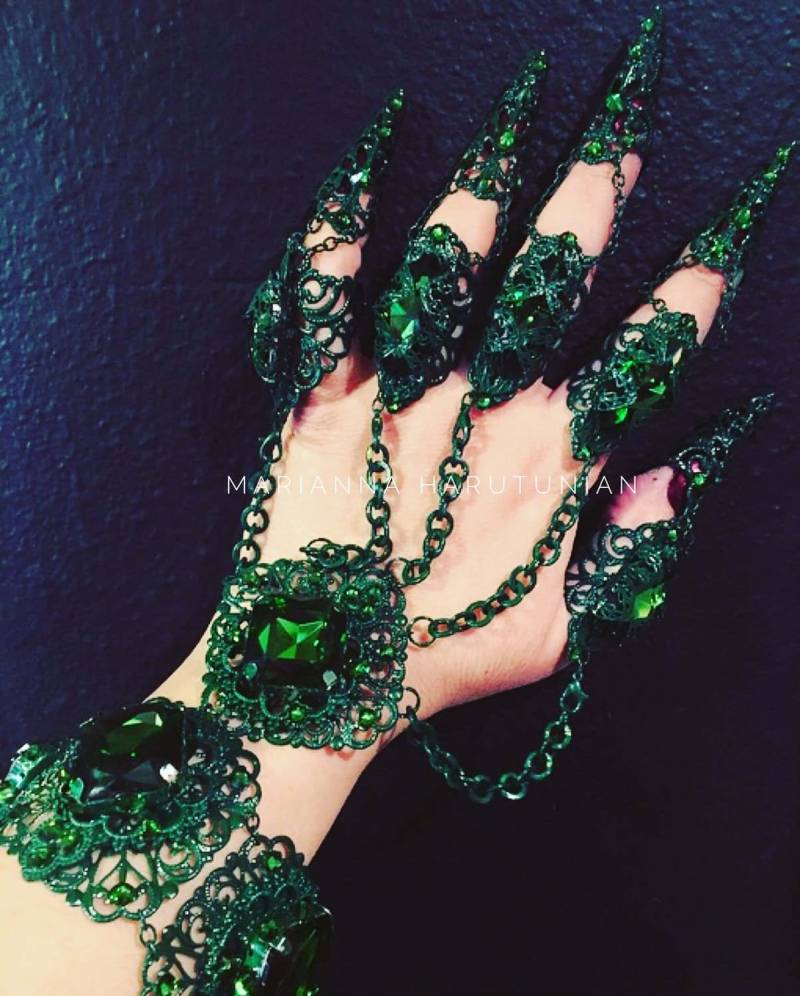 Smaragdgrüner Göttinnen Handschuh von MariannaHarutunian