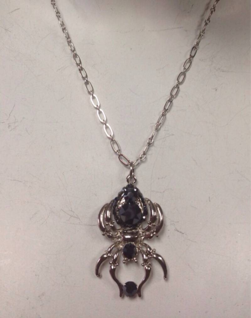 Spinne Tropfen Halskette in Versilbert von MariannaHarutunian