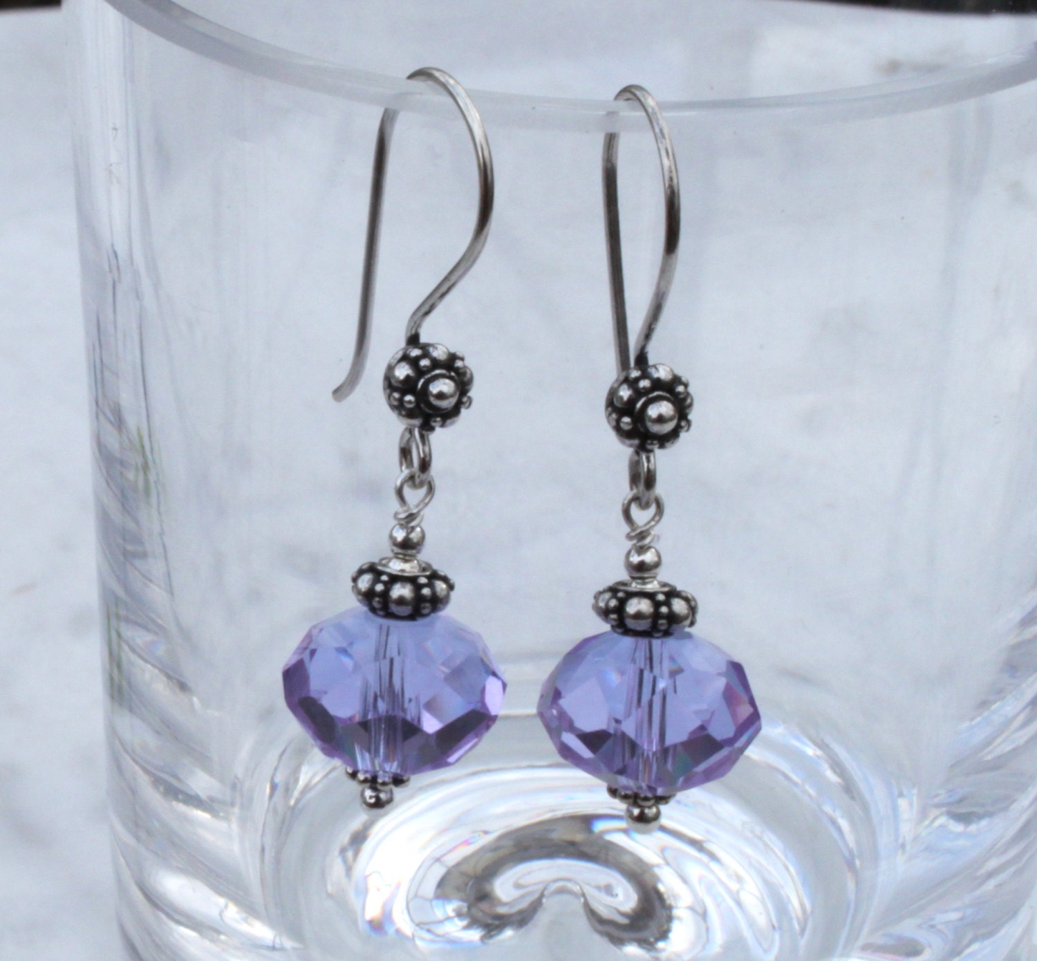 Flieder Kristall Ohrringe Facettiertes Glas, Sterling Silber Flieder Kristall Ohrringe Facettiertes Glas, Sterling Silber von MarianneDegener