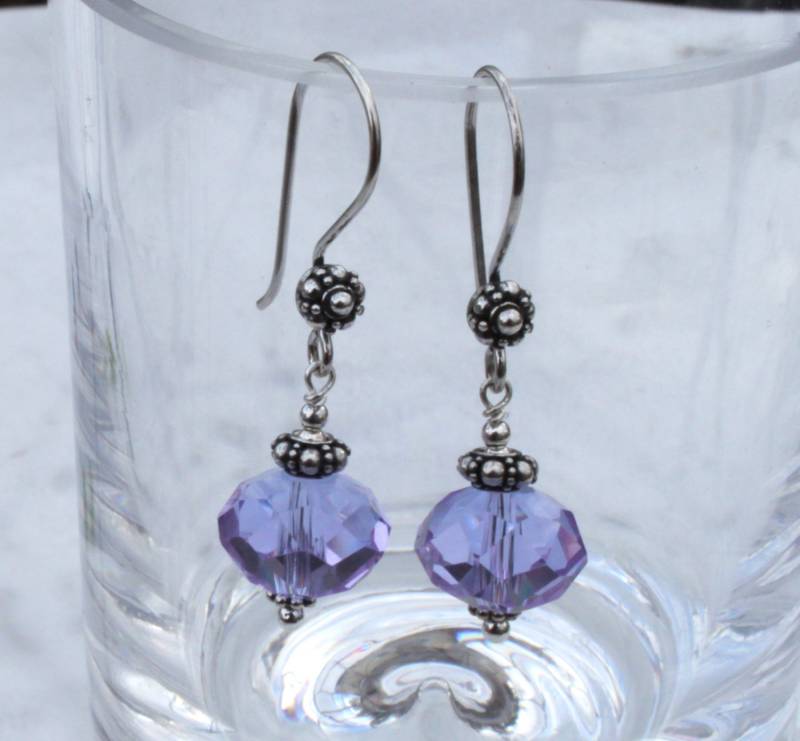 Flieder Kristall Ohrringe Facettiertes Glas, Sterling Silber Flieder Kristall Ohrringe Facettiertes Glas, Sterling Silber von MarianneDegener