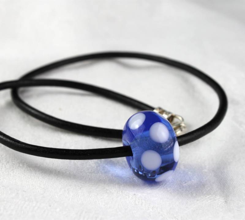 Hellblaue Lampwork-Glasperlenkette, Weisse Punkte, Sterlingsilber-Verschluss Hellblaue Lampwork-Glasperlenkette, Weisse Punkte, Sterlingsilber-Verschluss von MarianneDegener