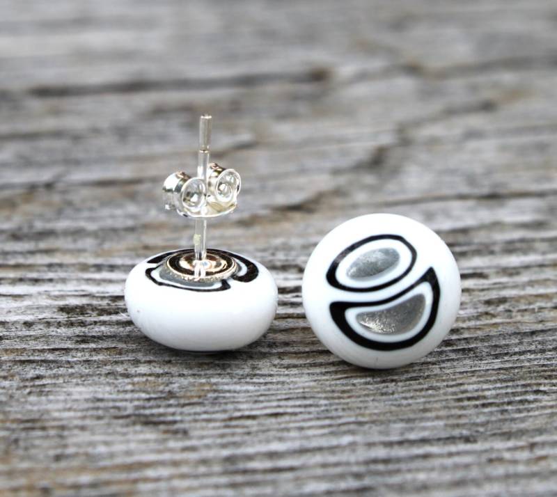 Ohrstecker Aus Geschmolzenem Glas Black & White Murini, Sterling Silber Ohrstecker Aus Geschmolzenem Glas Black & White Murini, Sterling Silber von MarianneDegener