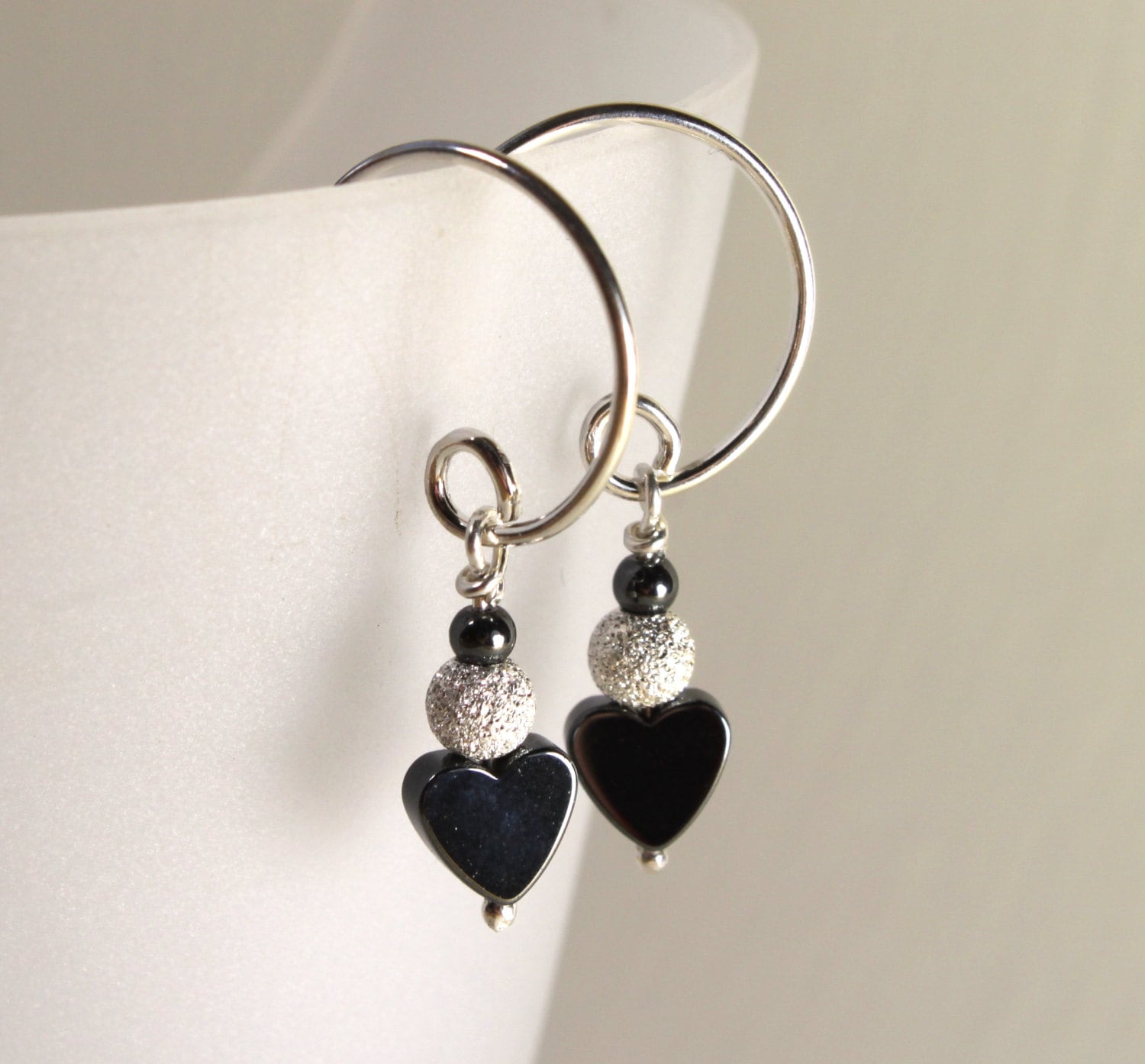 Winzige Hämatit Herz Ohrringe Mit Funkelndem Sterling Silber, Edelsteinschmuck Winzige Hämatit Herz Ohrringe Mit Funkelndem Sterling Silber, Edelsteinschmuck von MarianneDegener