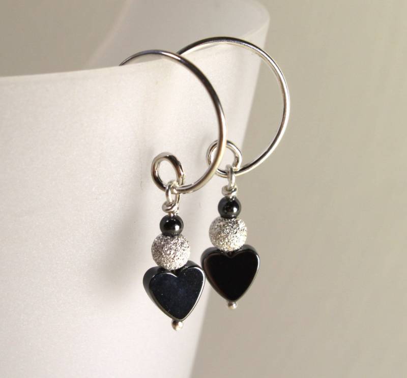 Winzige Hämatit Herz Ohrringe Mit Funkelndem Sterling Silber, Edelsteinschmuck Winzige Hämatit Herz Ohrringe Mit Funkelndem Sterling Silber, Edelsteinschmuck von MarianneDegener