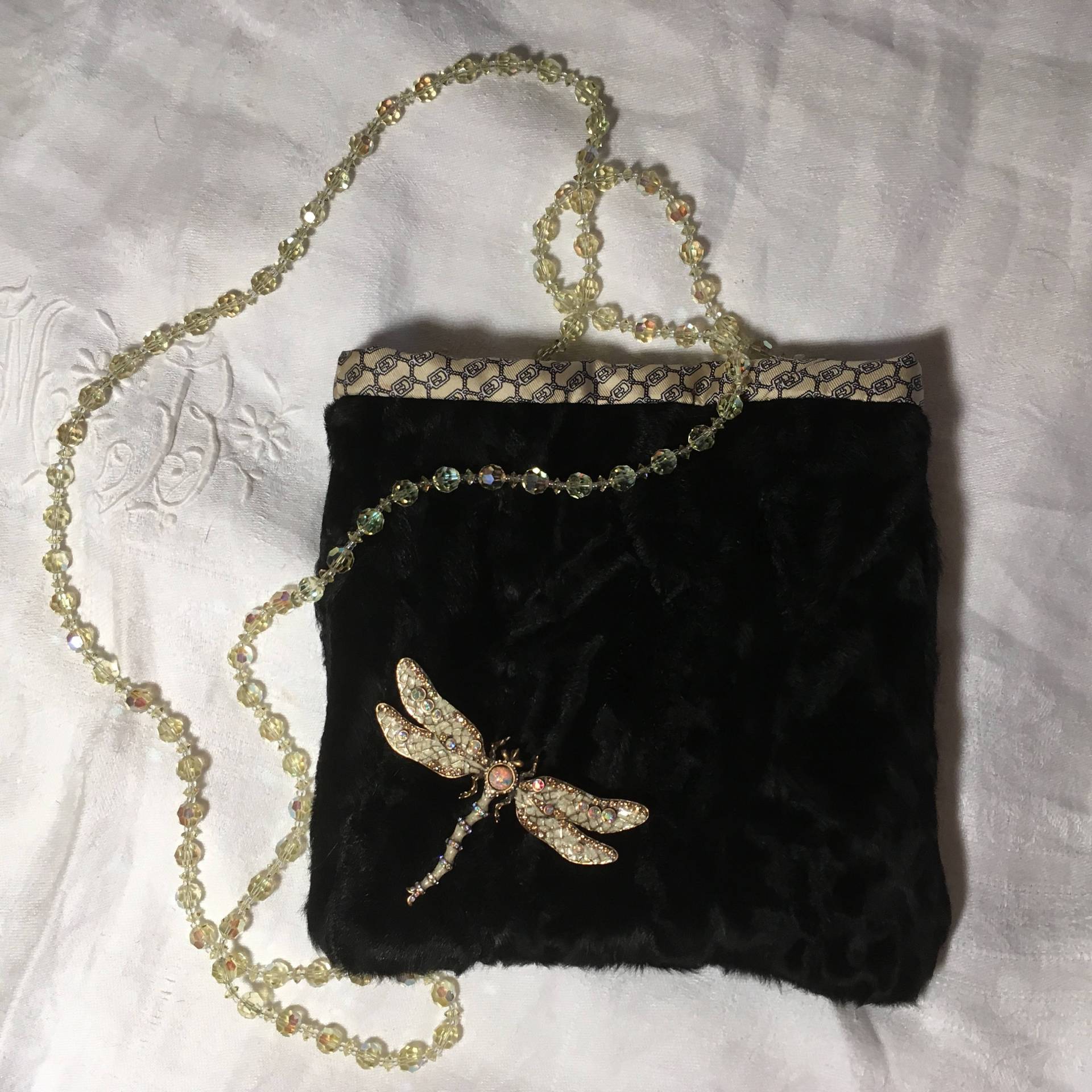 Drachen Fliegen Und Sellerie Kristallen Auf Schwarz Lockig Lamm Drachen Fliegen Und Sellerie Kristallen Auf Schwarz Lockig Lamm von MariapeDesigns