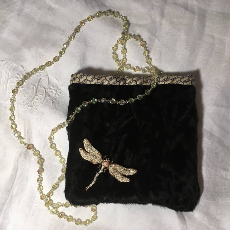 Drachen Fliegen Und Sellerie Kristallen Auf Schwarz Lockig Lamm Drachen Fliegen Und Sellerie Kristallen Auf Schwarz Lockig Lamm von MariapeDesigns