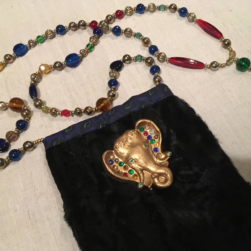 Juwelen Ganesh Auf Schwarzes Lamm Juwelen Ganesh Auf Schwarzes Lamm von MariapeDesigns