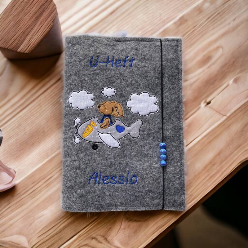 U-Heft Filzhülle Hülle Wunschmotiv Baby Junge Mädchen Personalisiert „Hase Im Flieger" U-Heft Filzhülle Hülle Wunschmotiv Baby Junge Mädchen Personalisiert „Hase Im Flieger" von MariasStickNaehwelt
