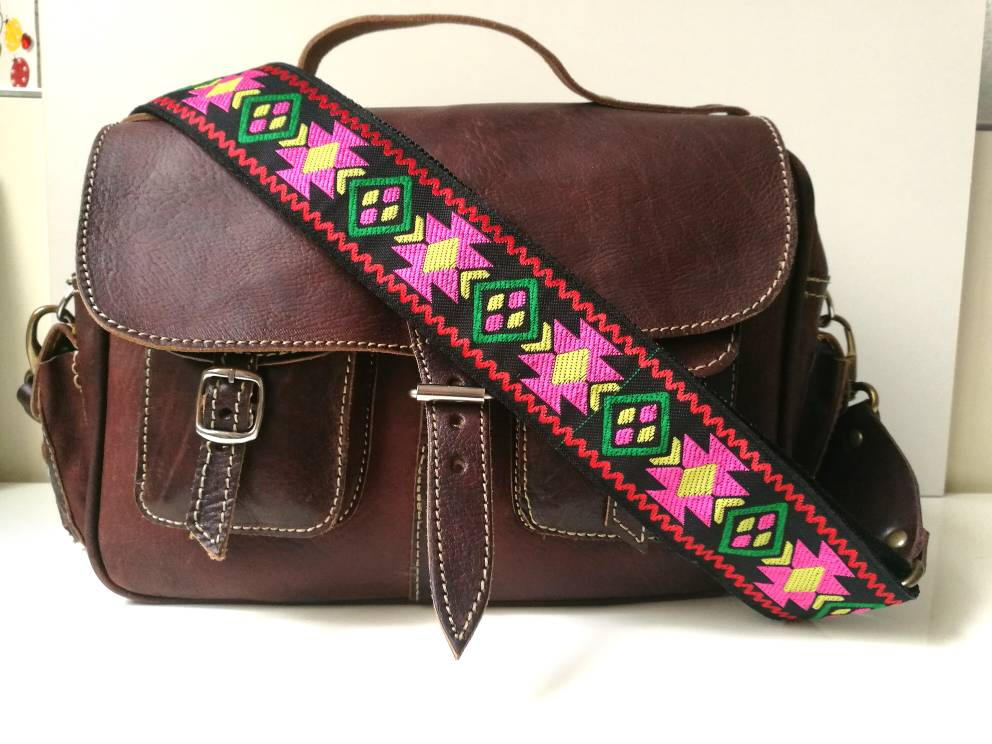 Befestigen Sie Diesen Gitarrengurt An Ihrer Tasche Und Spüren Diese Folk-Musik-Vibes. Lebendige Farben Für Einen Modern-Meets-Throwback-Look von Mariasvalley