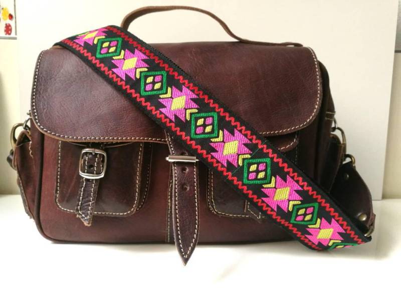 Befestigen Sie Diesen Gitarrengurt An Ihrer Tasche Und Spüren Diese Folk-Musik-Vibes. Lebendige Farben Für Einen Modern-Meets-Throwback-Look Befestigen Sie Diesen Gitarrengurt An Ihrer Tasche Und Spüren Diese Folk-Musik-Vibes. Lebendige Farben Für Einen Modern-Meets-Throwback-Look von Mariasvalley