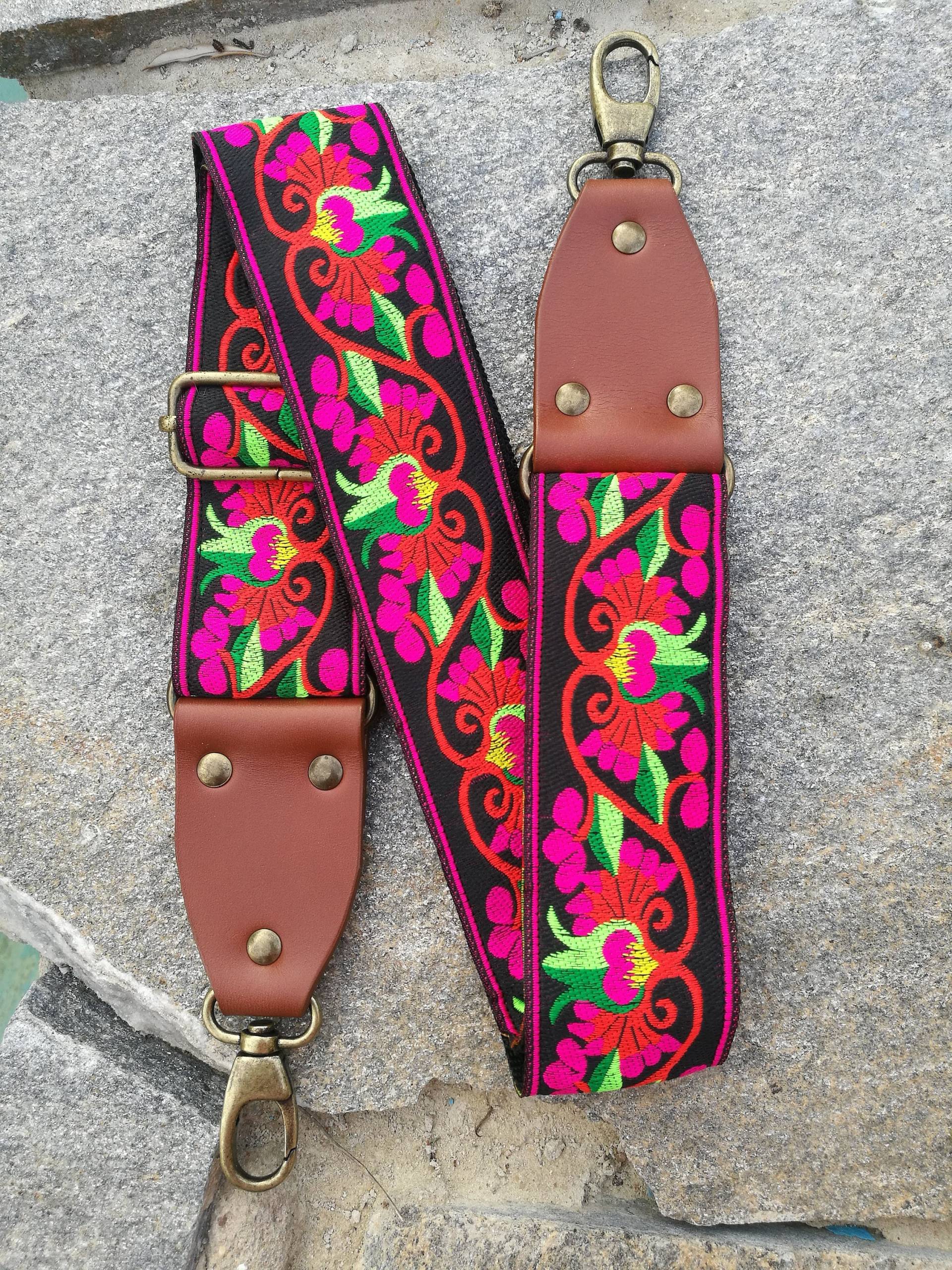 Erneuern Sie Ihre Alte Tasche Mit Diesem Exklusiven Mehrfarbigen Gitarrengurt Für Handtaschen Und Geben Ihrem Stil Eine Persönliche Note von Mariasvalley