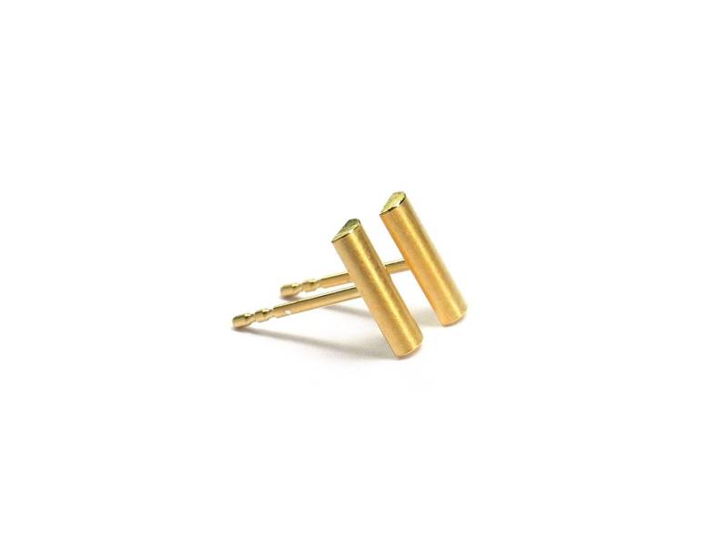 Goldene Stabohrstecker, Stäbchenohrringe von MarieCharlottePiel
