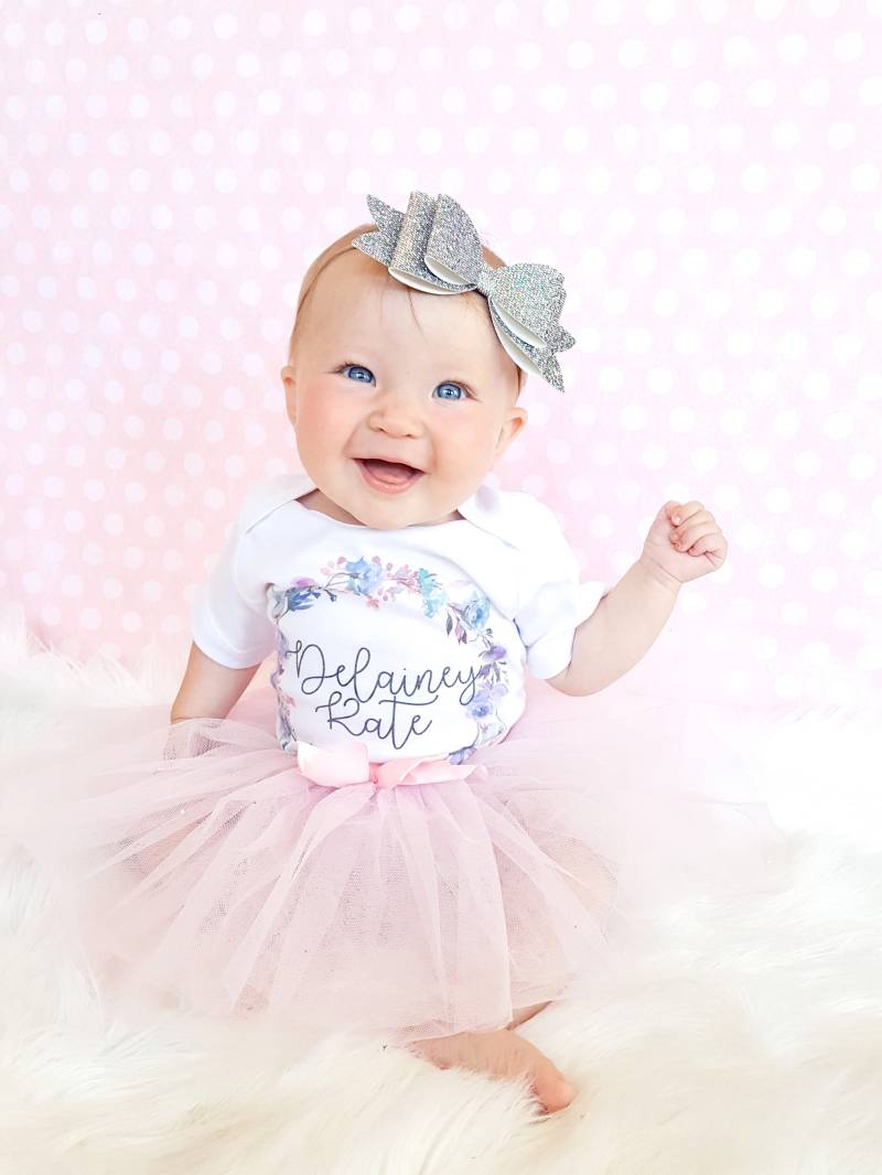 Personalisierte Baby-Outfit Für Mädchen, Aquarell Blumenmonogramm Body, Babypartygeschenk von MarieCompany
