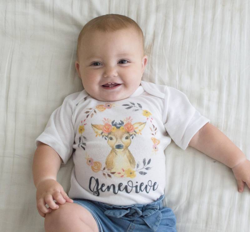 Baby Hirschkopf Mädchen Shirt, Personalisierte Blumenkranz Aquarell Kranz, Baby-Mädchen-Herbst-Kleidung, Mädchen-Herbst-Outfit, Herbst von MarieCompany