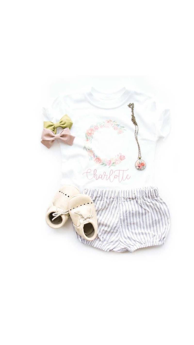Florale Monogramm Hemd, Neugeborene Mädchen Nehmen Hause Outfit, Boho-Baby-Kleidung, Babykleidung Mädchen, Personalisierte Baby-Mädchen-Geschenk von MarieCompany