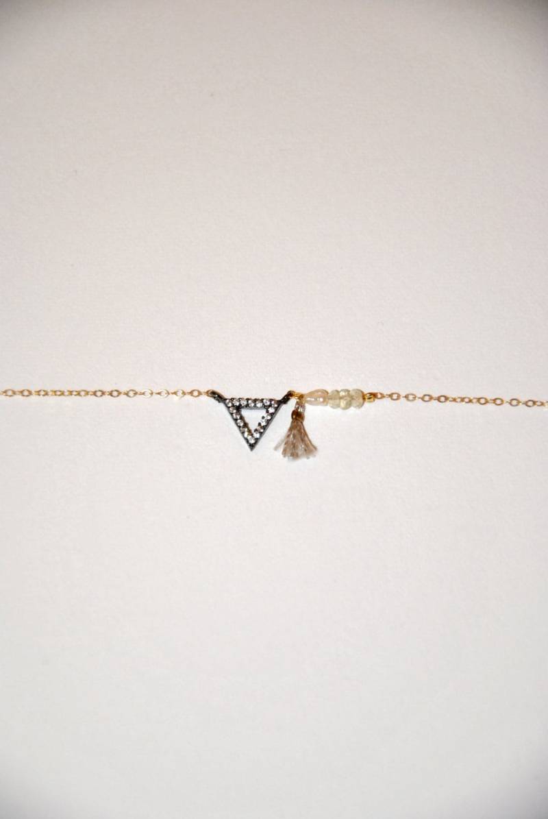 Feine Vergoldete Armband, Mikro-Perlen, Kleines Dreieck Gepflastert Mit Zirkone Und Kleiner Quaste Silber Faden von MarieSubirana