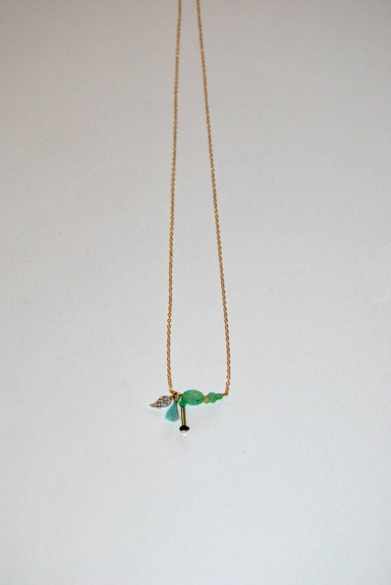 Feine Vergoldete Halskette, Kleine Unteres, Blattsilber Gepflasterten Zirkone Und Himmelblau Aus Kunstseide von MarieSubirana