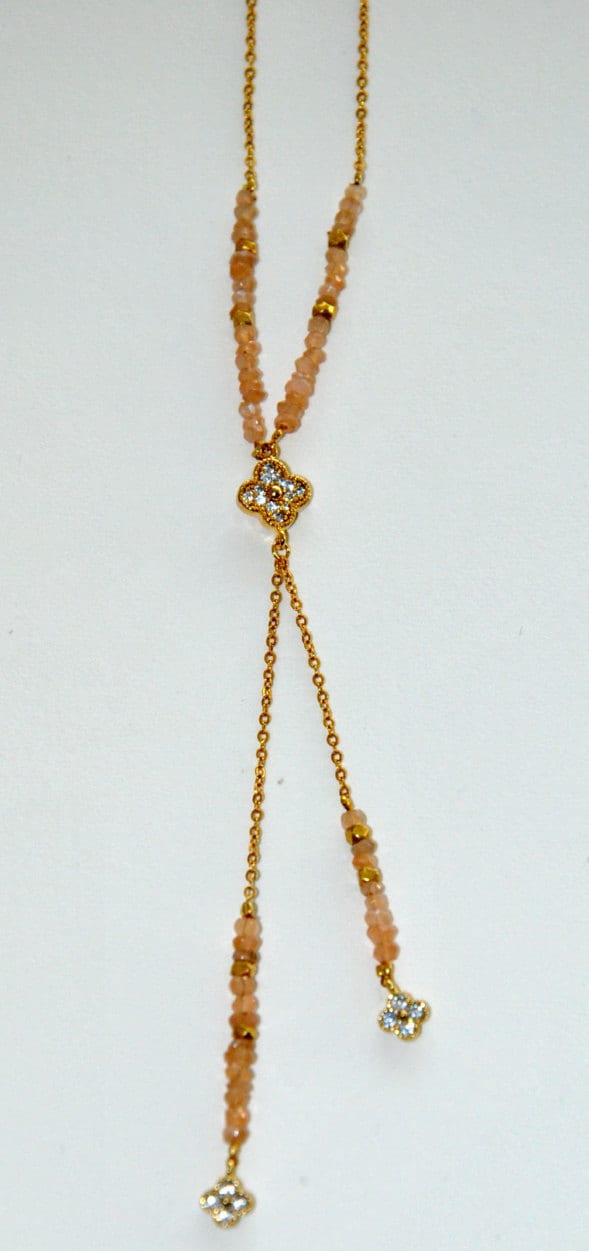 Feine Vergoldete Kette, Kleine Klee Kopfsteinpflaster Zirkone Und Mondsteine von MarieSubirana