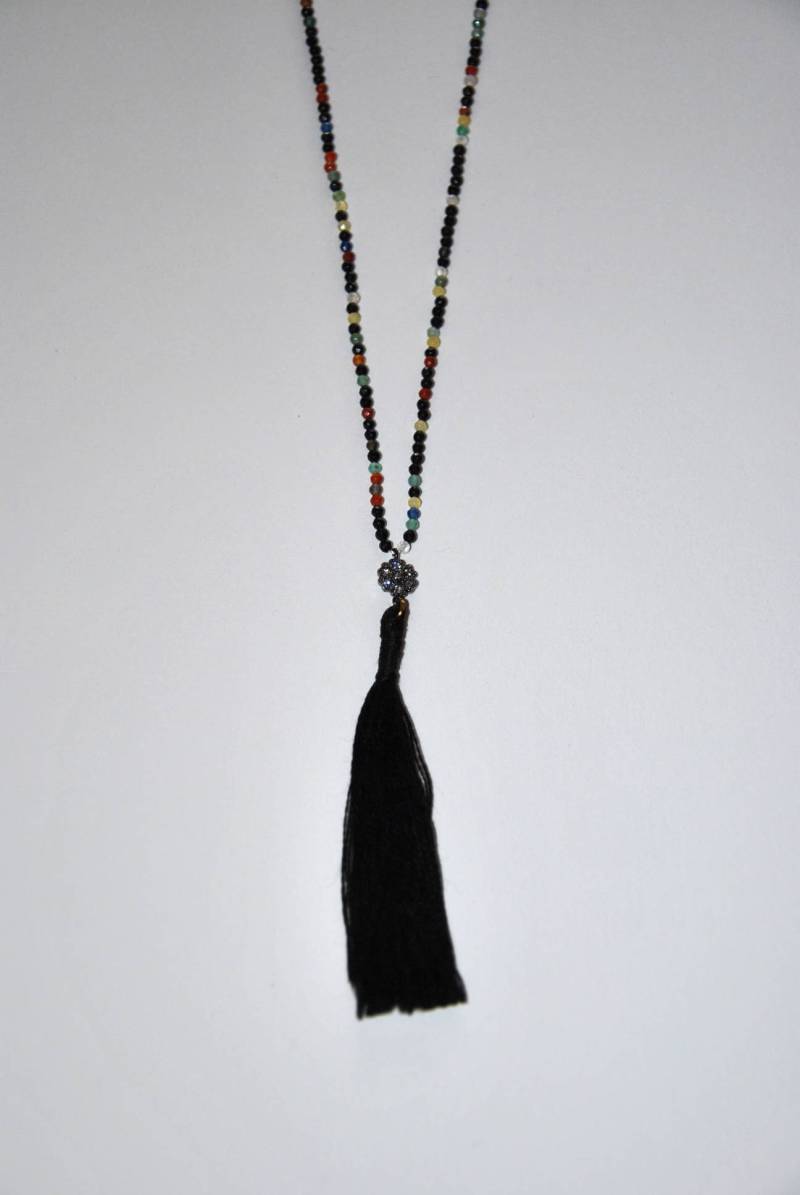 Halskette, Mikro Facettiert Multi-Onyx-Perlen, Blume Pistole Silber, Vergoldet Verschluss, Langen Schwarzen Quaste von MarieSubirana